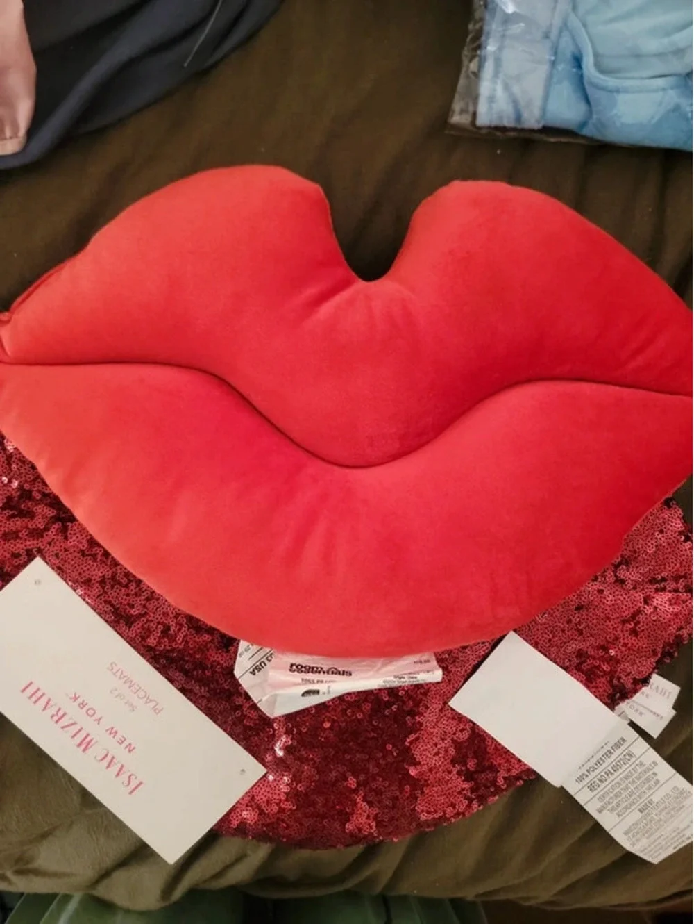 Bundle lip pillow / 2 Isaac Miztahi lip sequins placemats